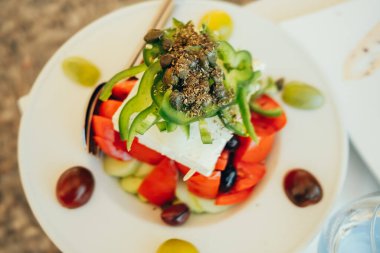 Yunan salatası. Geleneksel sebze yemeği, salatalık, domates, yeşil dolma biber, kırmızı soğan, zeytin ve peynir. Vejetaryen yemeği. Yüksek kalite fotoğraf