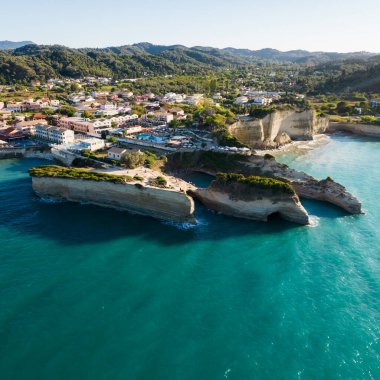 Kanal D 'Amore - Sidari, Aşk Kanalı. Gök mavisi deniz suyuyla cennetin kumsalına giden hava aracı görüntüsü. Korfu adası, Yunanistan. Yüksek kalite fotoğraf