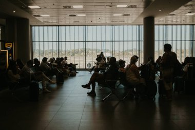 Korfu, Kerkyra, Yunanistan - Eylül 2021. Millet, havaalanındaki koltuklarda oturan yolcular ve uçuşlarını bekliyorlar. Yüksek kalite fotoğraf