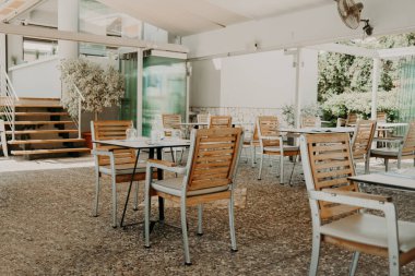 Modern kafenin güzel rahat iç tasarımı. Sandalyeli masa, insan yok. Arkadaş ve aileyle toplanma yeri. Yüksek kalite fotoğraf