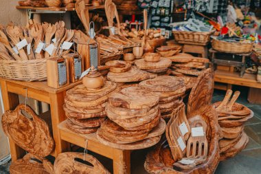 Zeytin ağacından yapılan ürünler, Yunanistan adasında satışta olan ahşap eşyalar - Korfu. Mutfak aksesuarları olan yerel bir market. Kesme tahtası, kaşıklar. Yüksek kalite fotoğraf