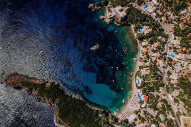 Mavi deniz ya da okyanus suyunu temizlemek için hava aracı görüntüsü. Şaşırtıcı gök mavisi arka plan. Temiz bir sahil, seyahat yeri. Yüksek kalite fotoğraf