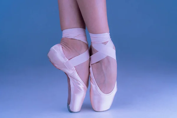 Balett Táncosnő Lába Hogyan Gyakorolja Pointe Cipő Gyakorlatok Kék Háttér — Stock Fotó