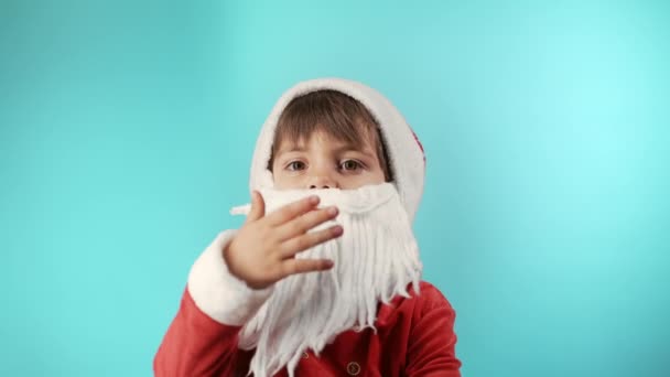 Roztomilý Chlapeček Klobouku Santa Claus Posílání Vzduchový Polibek Kameru Modrém — Stock video