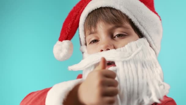 Rolig Liten Pojke Jultomten Hatt Med Hand Som Tecken Tummen — Stockvideo