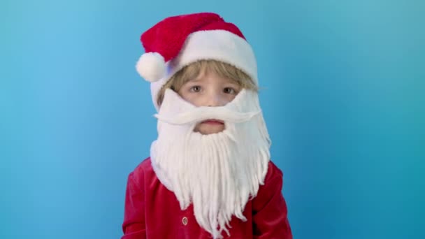 Menino Traje Papai Noel Com Barba Desaprovando Sem Sinal Cabeça — Vídeo de Stock