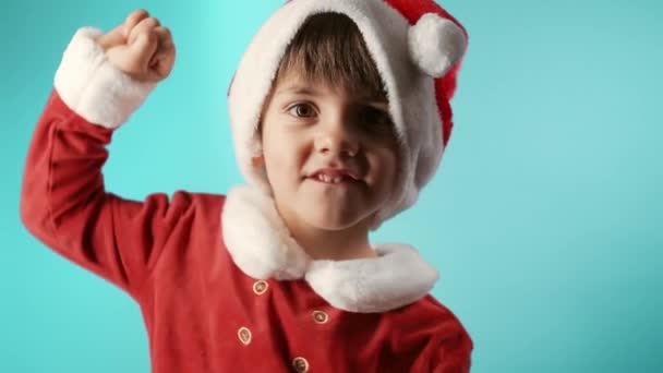 클로스 복장을 스튜디오 배경에 꼬마아이 크리스마스 축하연 스러운 아들아 고품질 — 비디오