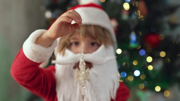 Rolig Pojke Jultomten Kostym Och Artificiellt Skägg Leka Med Snöflinga — Stockvideo