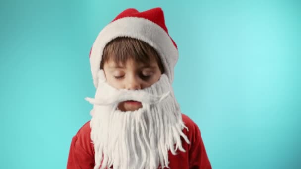 Ragazzo Divertente Costume Babbo Natale Con Testa Con Barba Annuisce — Video Stock