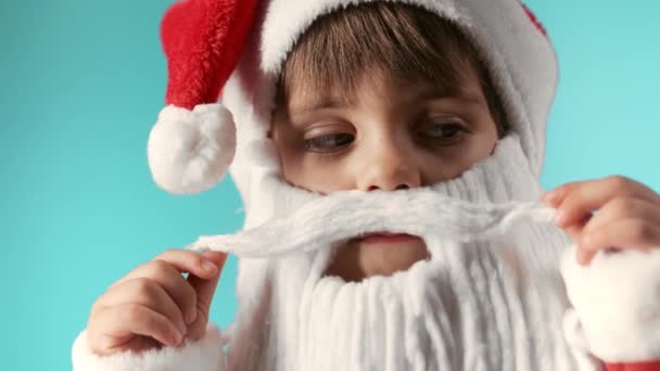 Söt Liten Pojke Santa Claus Hatt Snurrar Sin Konstgjorda Bomull — Stockvideo