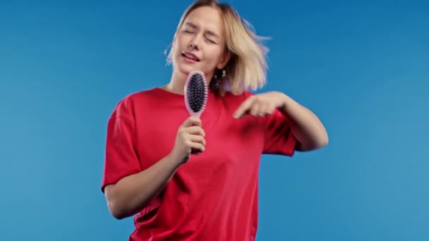 Pretty Blonde Woman Singing Dancing Brush Comb Instead Microphone Blue — Vídeo de Stock