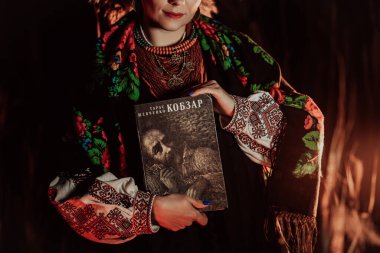 Kobzar 'ı tutan kadın - Taras Shevchenko' nun şiir kitabı koleksiyonu - şair, Ukrayna kültüründe ozan.