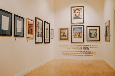 Prag, Çek - Şubat 2023. Merkez Galeride Alphonse Mucha sergisi. Ünlü renkli bir kurulum. Efsane ressam, resim, koleksiyon. Yüksek kalite fotoğraf