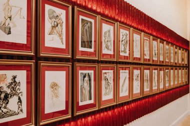 Prag, Çek - Şubat 2023. Merkez Galeride Alphonse Mucha sergisi. Ünlü renkli bir kurulum. Efsane ressam, resim, koleksiyon. Yüksek kalite fotoğraf