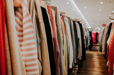 Renkli yaz giysileri mağazadaki raflarda asılı. Modern moda, satış. Yüksek kalite fotoğraf