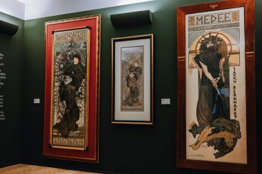 Prag, Çek - Şubat 2023. Merkez Galeride Alphonse Mucha sergisi. Ünlü renkli bir kurulum. Efsane ressam, resim, koleksiyon. Yüksek kalite fotoğraf