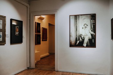 Prag, Çek - Şubat 2023. Merkez Galeride Alphonse Mucha sergisi. Ünlü renkli bir kurulum. Efsane ressam, resim, koleksiyon. Yüksek kalite fotoğraf