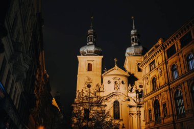 Geceleri Aziz Gallen Katolik Kilisesi Svaty Havla. Prag 'ın eski bir kasabası. Yüksek kalite fotoğraf