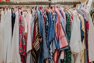 Renkli yaz giysileri mağazadaki raflarda asılı. Modern moda, satış. Yüksek kalite fotoğraf