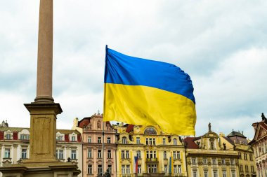 Prag, Çek Cumhuriyeti - 24 Şubat 2023 Ukraynalı aktivist mülteciler Rus savaşını protesto etti. İstila. Bayraklı insanlar, barışçıl gösteriler, destek, Ukrayna 'nın yanında. Yüksek kalite fotoğraf