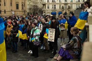 Prag, Çek Cumhuriyeti - 24 Şubat 2023 Ukraynalı aktivist mülteciler Rus savaşını protesto etti. İstila. Bayraklı insanlar, barışçıl gösteriler, destek, Ukrayna 'nın yanında. Yüksek kalite fotoğraf