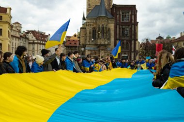 Prag, Çek Cumhuriyeti - 24 Şubat 2023 Ukraynalı aktivist mülteciler Rus savaşını protesto etti. İstila. Bayraklı insanlar, barışçıl gösteriler, destek, Ukrayna 'nın yanında. Yüksek kalite fotoğraf
