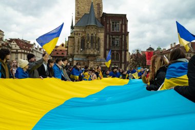 Prag, Çek Cumhuriyeti - 24 Şubat 2023 Ukraynalı aktivist mülteciler Rus savaşını protesto etti. İstila. Bayraklı insanlar, barışçıl gösteriler, destek, Ukrayna 'nın yanında. Yüksek kalite fotoğraf