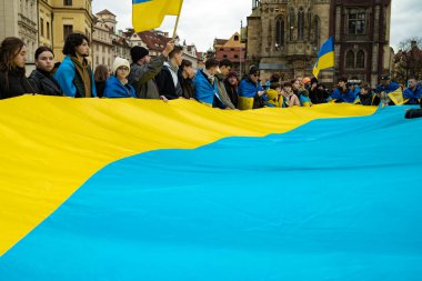 Prag, Çek Cumhuriyeti - 24 Şubat 2023 Ukraynalı aktivist mülteciler Rus savaşını protesto etti. İstila. Bayraklı insanlar, barışçıl gösteriler, destek, Ukrayna 'nın yanında. Yüksek kalite fotoğraf