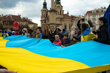 Prag, Çek Cumhuriyeti - 24 Şubat 2023 Ukraynalı aktivist mülteciler Rus savaşını protesto etti. İstila. Bayraklı insanlar, barışçıl gösteriler, destek, Ukrayna 'nın yanında. Yüksek kalite fotoğraf