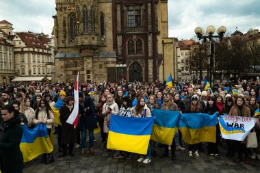 Prag, Çek Cumhuriyeti - 24 Şubat 2023 Ukraynalı aktivist mülteciler Rus savaşını protesto etti. İstila. Bayraklı insanlar, barışçıl gösteriler, destek, Ukrayna 'nın yanında. Yüksek kalite fotoğraf