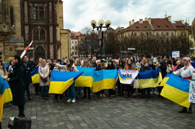 Prag, Çek Cumhuriyeti - 24 Şubat 2023 Ukraynalı aktivist mülteciler Rus savaşını protesto etti. İstila. Bayraklı insanlar, barışçıl gösteriler, destek, Ukrayna 'nın yanında. Yüksek kalite fotoğraf
