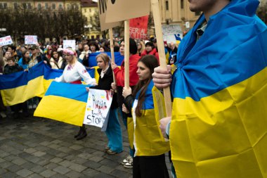 Prag, Çek Cumhuriyeti - 24 Şubat 2023 Ukraynalı aktivist mülteciler Rus savaşını protesto etti. İstila. Bayraklı insanlar, barışçıl gösteriler, destek, Ukrayna 'nın yanında. Yüksek kalite fotoğraf