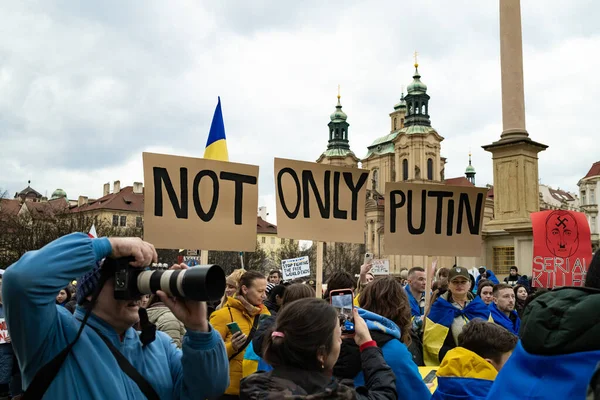 2023年2月24日 捷克布拉格 乌克兰激进分子难民抗议俄国战争 和平示威 支持的人民与乌克兰站在一起 高质量的照片 — 图库照片