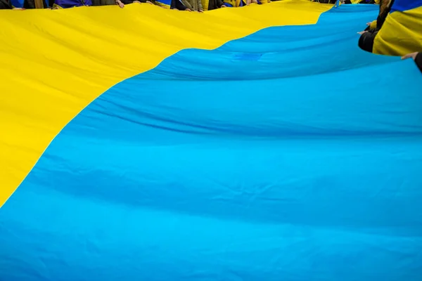 프라하 2023 우크라이나 활동가들은 러시아 전쟁에 반대하는 시위를 벌였다 깃발을 — 스톡 사진