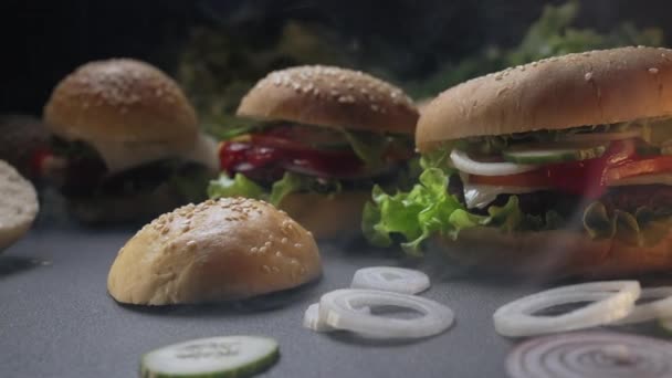 美味的汉堡包 快餐概念 新鲜的自制烤汉堡包 配上肉块 西红柿 洋葱和芝麻籽 不健康的生活方式食品背景 — 图库视频影像