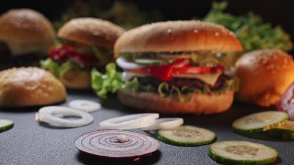 Fincsi Hamburger Gyorskaja Koncepció Friss Házi Készítésű Grillezett Hamburger Húspogácsával — Stock videók