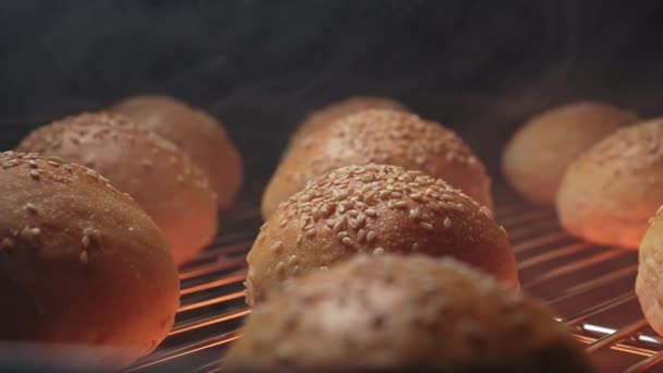 Pains Pour Hamburger Sésame Rôti Sur Plaque Calandre Pain Cétogène — Video