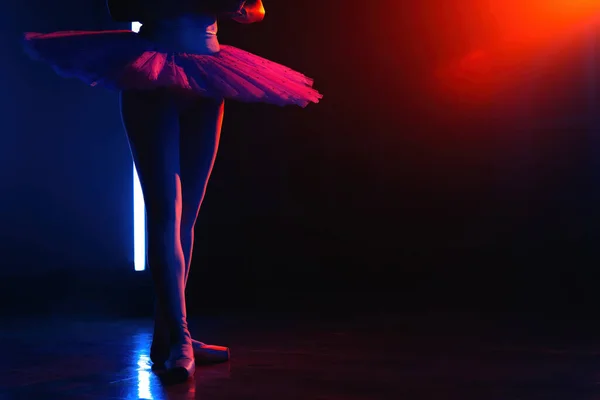 Balletttänzerbeine Spitzenschuhen Auf Der Theaterbühne Ballerina Steht Dritter Stelle Auf — Stockfoto
