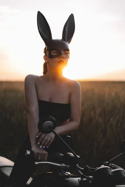性感的骑摩托车的女人骑摩托车 迷人的司机戴着兔子面具在脸上 女权主义概念 — 图库照片