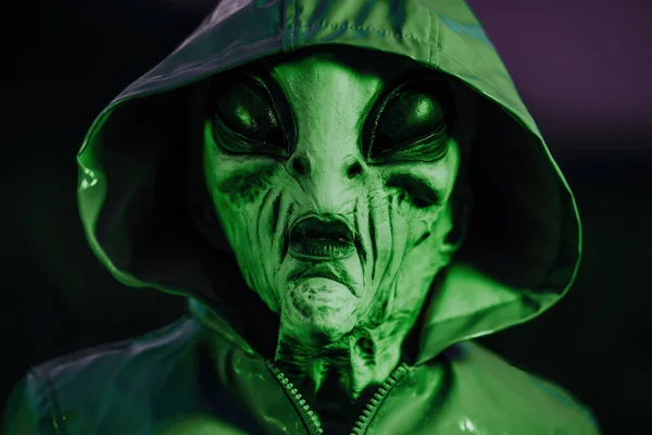 Spooky Alien Field Green Neon Light Scary Mask Vinyl Smooth — Stock Photo, Image