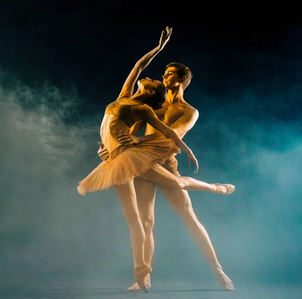 Professionele Emotionele Ballet Dansers Donkere Scène Uitgevoerd Door Gouden Paar — Stockfoto