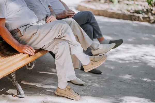 Nyugdíjasok Nagyapák Ülnek Padon Cigiznek Felnőtt Férfiak Barátok Kiváló Minőségű — Stock Fotó