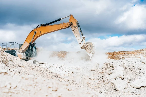 Wiellader Grote Emmer Met Kalksteen Bouwplaats Steengroeve Mijnbouw Zware Machines — Stockfoto