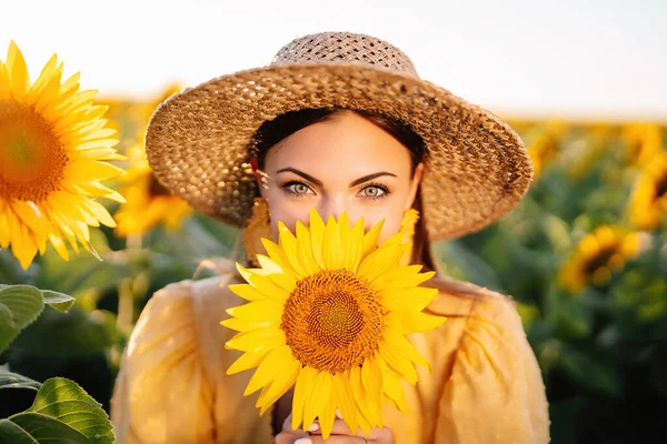 Hübsche Frau Retro Kleid Posiert Sonnenblumenfeld Gelbe Farben Warme Tonung — Stockfoto