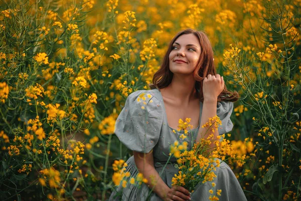 Porträt Einer Attraktiven Frau Die Einem Blühenden Rapsblütenfeld Posiert Elegantes — Stockfoto