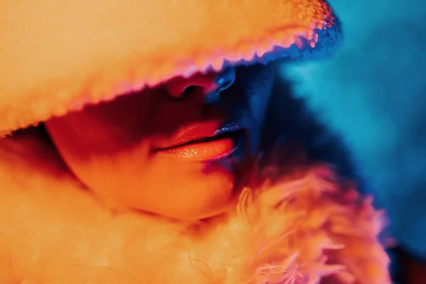 丰满的嘴唇上涂着淡淡的光泽 霓虹灯 穿着冬装头戴斗篷帽的女人高质量的照片 — 图库照片