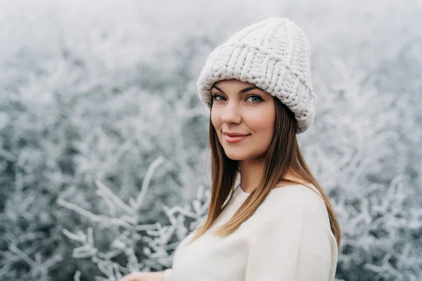 Stylish Woman White Frozen Trees First Snow She Happy Rejoices — Stockfoto