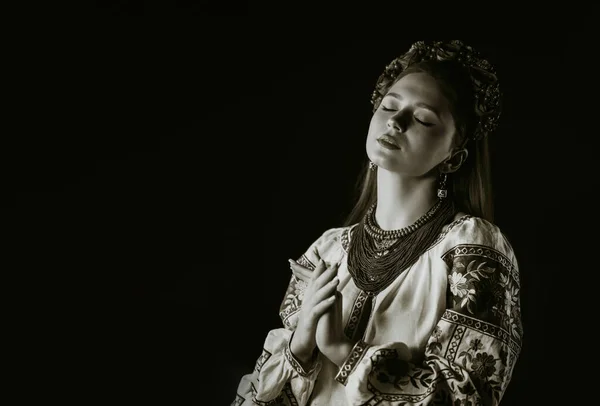 Mulher Encantadora Tradicional Lenço Ucraniano Colar Blusa Bordada Fundo Preto — Fotografia de Stock