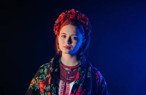 Charming Ginger Woman Traditional Ukrainian Handkerchief Necklace Embroidered Blouse Black — Fotografia de Stock
