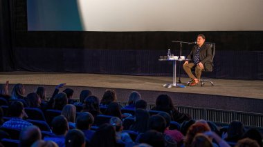 Şubat 2017 - Odesa, Ukrayna. Mikhail Labkovsky psikoloji dersinde. Dinleyicilerle dolu. Yüksek kalite fotoğraf